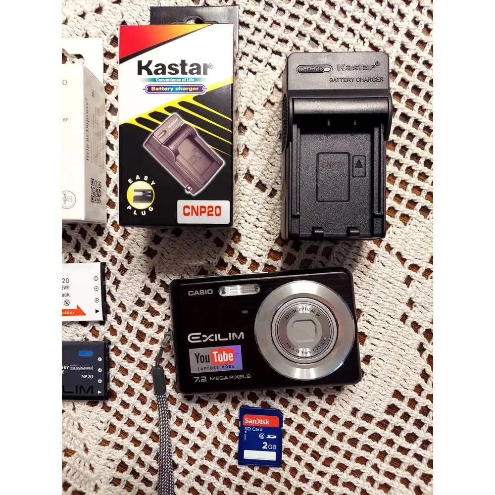 Casio EXILIM Youtube 7.2MP Compact Digital Camera Charger Batteries Cable Case